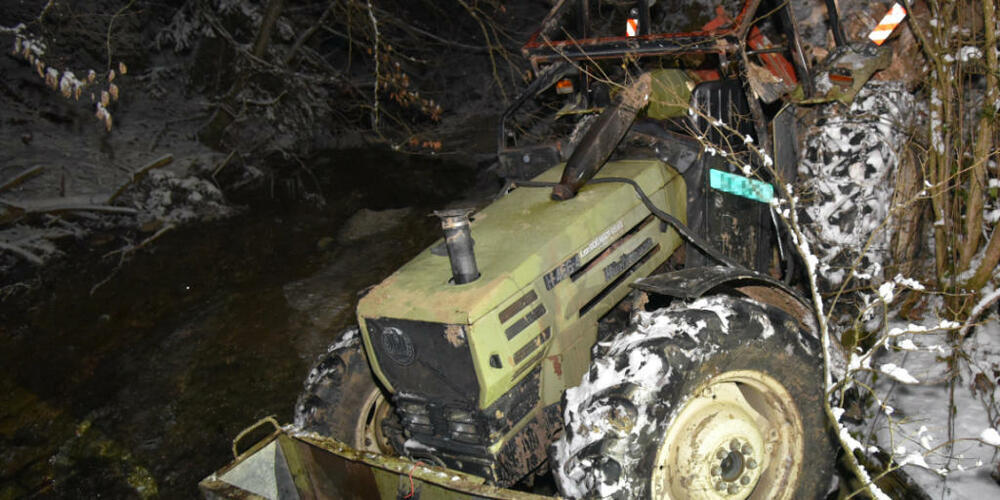 Der Landwirt fiel aus unbekannten Gründen vom Traktor und starb.