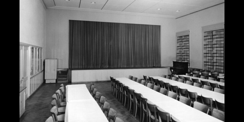 Das Restaurant Mühlehalde beinhaltet auch einen in Höngg dringend benötigten Saal. Wie es scheint, will die Stadt die Liegenschaft aber anderweitig nutzen. Das Foto stammt von 1956, das Gebäude ist gut 200 Jahre alt. 