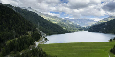 Die Marmorera-Staumauer mit dem dahinter liegenden Stausee. Das EWZ-Kraftwerk Tinizong turbiniert das Wasser daraus. (Archivbild)