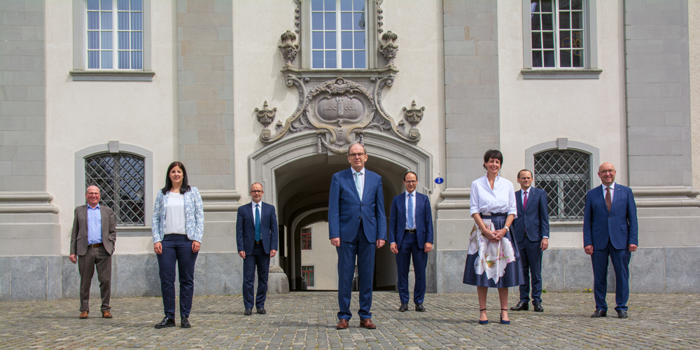 Die komplette Regierung (von links nach rechts): Fredy Fässler (SP). Laura Bucher (SP), Stefan Kölliker (SVP), Bruno Damann (CVP), Marc Mächler (FDP), Susanne Hartmann (CVP), Benedikt van Spyk (Staatssekretär), Beat Tinner (FDP)