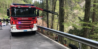 Für die Bergung des Motorradfahrers rückten auch die Feuerwehren aus Vorderthal und Pfäffikon an.