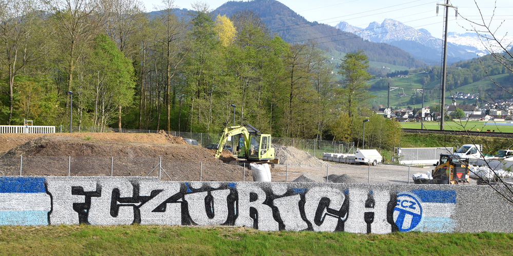 Wenn sich Fussballfans nur noch Wiederholungen anschauen können, kommt der eine oder andere anscheinend auf dumme Gedanken: Das illegale Graffiti auf der Natursteinmauer der Hauser Gartenpflege in Lachen.