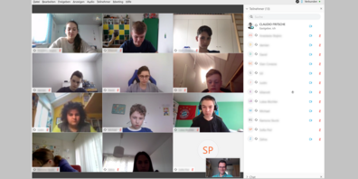 Lehrer Claudio Fritsche im virtuellen Schulraum mit seiner Klasse bei einer Englisch-Lektion.