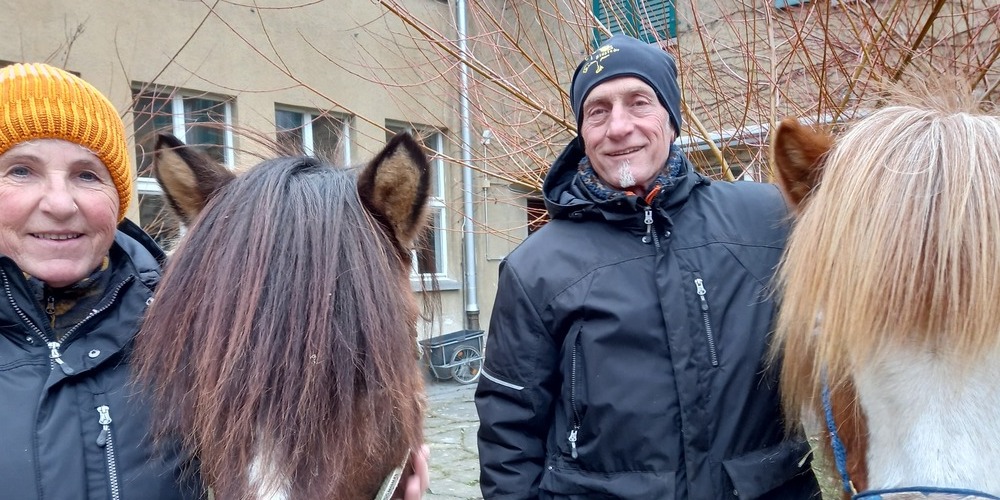 Eliane und René Hinnen mit ihren beiden Islandponys