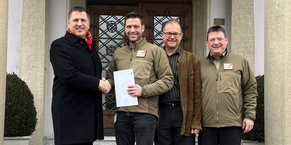 Regierungsrat Sandro Patierno heisst Patrick Zgraggen als neuen Wildhüter herzlich willkommen im Team. 