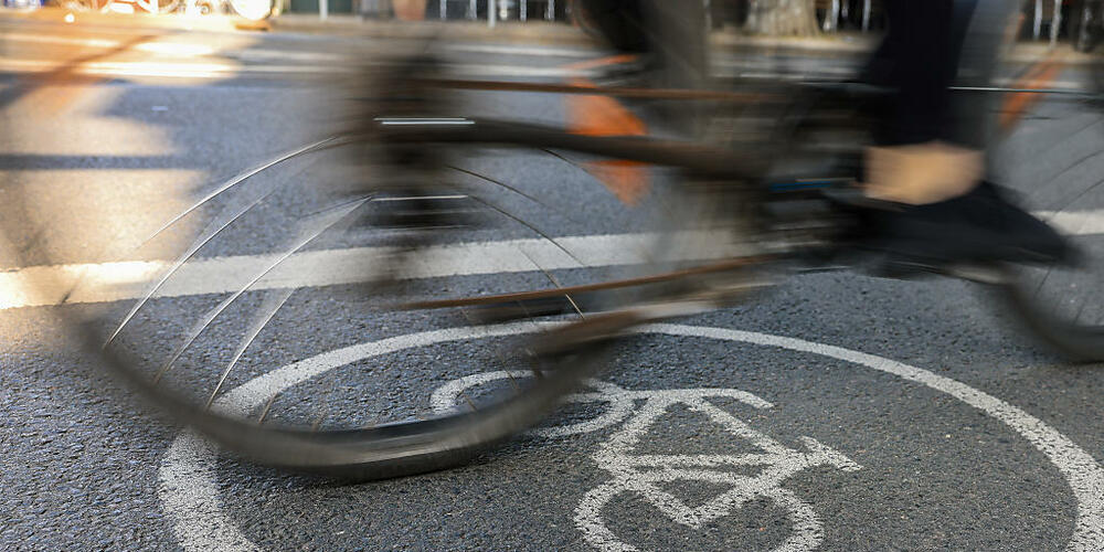 Ein Abschnitt auf der Kantonsstrasse zwischen Biberbrugg und Oberiberg soll ausgebaut und mit einem Rag- und Geweg ergänzt werden. (Symbolbild)