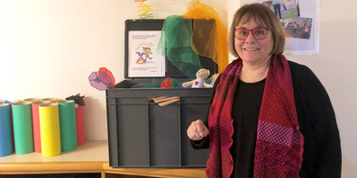 Spiel mit: Raphaela Walker Schmid hat dafür allerlei Buntes, Kuschliges und Lustiges in die Kiste gepackt.