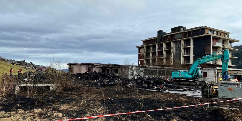 Für die Löscharbeiten beim ehemaligen Hotel Acker musste ein Bagger glühenden Bauschutt abgraben.