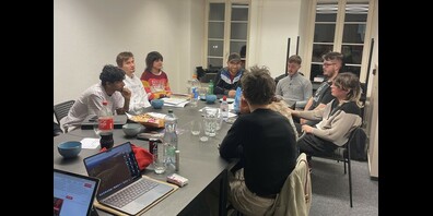 Die Mitglieder der JUSO diskutiert an der Jahresversammlung.