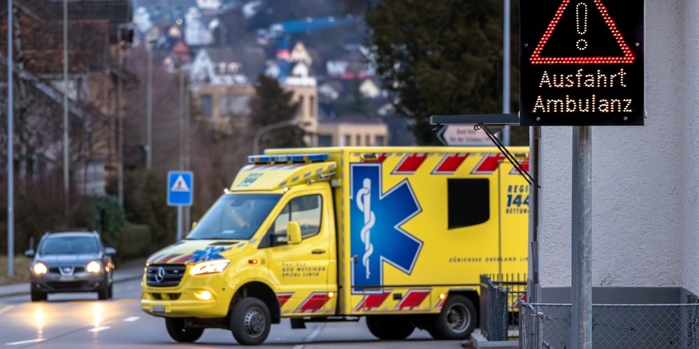 Die gelben Rettungswagen der Regio 144 sind bis Mai 2024 auch täglich im Kanton Glarus unterwegs.