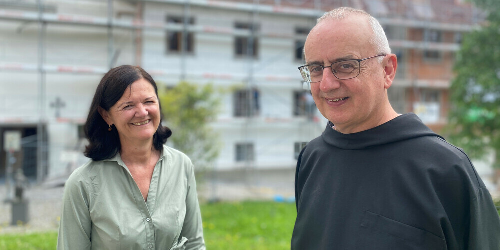Elisabeth Fink-Schneider und Pater Martin Werlen.