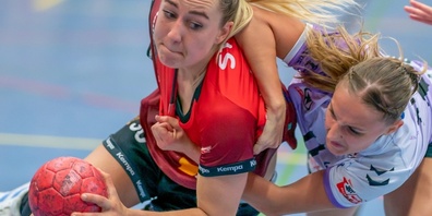 Die Spiele gegen den LK Zug sind fast immer hart umkämpft: Hier versucht sich HSCK-Linkshänderin Raphaela Steffek durchzusetzen.