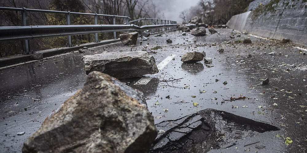 Auf der Calancastrasse ereignete sich im Dezember 2022 ein Erdrutsch. Nun wird die Strasse präventiv für den Verkehr gesperrt.