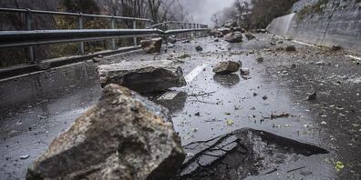 Auf der Calancastrasse ereignete sich im Dezember 2022 ein Erdrutsch. Nun wird die Strasse präventiv für den Verkehr gesperrt.