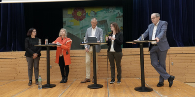 v.l.n.r.; Yvonne Gilli (FMH); Cornelia Hartmann (SBK); Stefan Lichtensteiger, CEO Kantonsspital; Karen Peier, Ärztegesellschaft SG, Medbase, Spitex; Regierungsrat Bruno Damann+