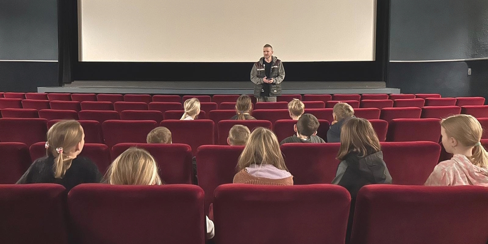 Für Kinder ab 6 Jahren gab es spannende Einblicke ins Uzner Kino Rex durch dessen Leiter Jonas Frei (stehend).