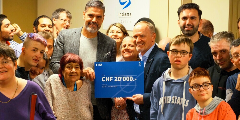Pascal Zuberbühler «Zubi», Markus Kaiser, Geschäftsleiter insieme Zürich und Gäste sowie Spielerinnen und Spieler des FC insieme Zürich.