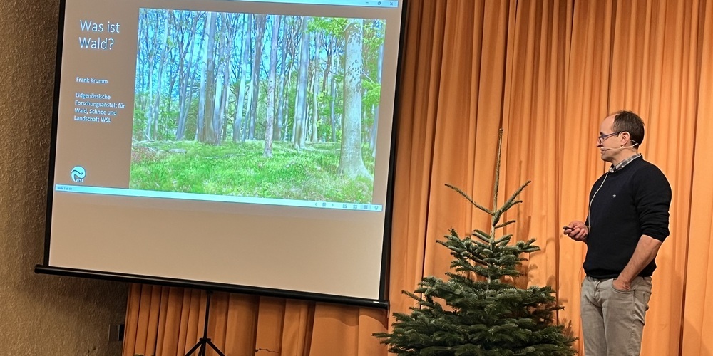 Dr. Frank Krumm zeigte eindrücklich, wie sich der Wald in der Schweiz verändert.
