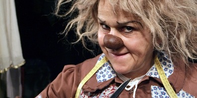 Gardi Hutter in ihrer Paraderolle in «Die Schneiderin»