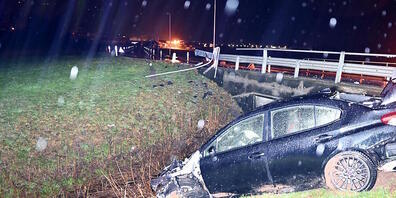 Ein fahrunfähiger Autolenker verunfallte beim Dorfbach in Kaltbrunn.