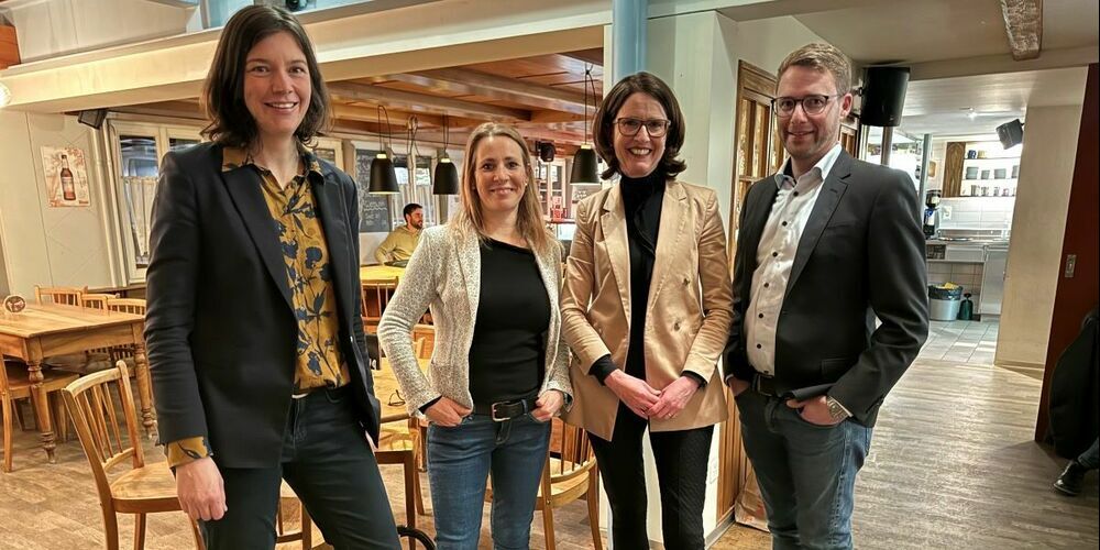 Bildlegende (v.l.n.r.): Bettina Surber (SP, Regierungsratskandidatin), Pamela Städler (SP, Kantonsratskandidatin), Susanne Vincenz-Stauffacher (FDP, Nationalrätin) und Simon Seelhofer (FDP, Kantonsratskandidat)
