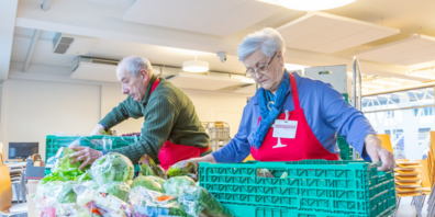 Freiwillige sortieren und portionieren die geretteten Lebensmittel.
