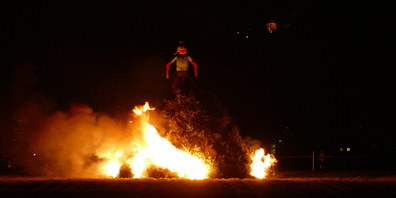Der Böögg nimmt am Funkensonntag wieder Platz auf dem Scheiterhaufen.