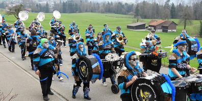 Impression vom Fasnachtsumzug 2024 in Ernetschwil, hier mit den Tanzbodensurris aus Rieden. (Archivbild)