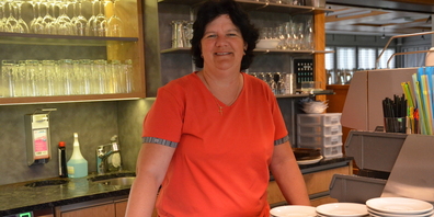 Der Kapellhof Tuggen bleibt vorerst geschlossen: «Das Schutzkonzept ist für mich momentan nicht umsetzbar», sagt Wirtin Barbara Krieg. Sie setzt deshalb bis auf Weiteres auf das Take-away-Angebot. (Bild: Silvia Gisler)