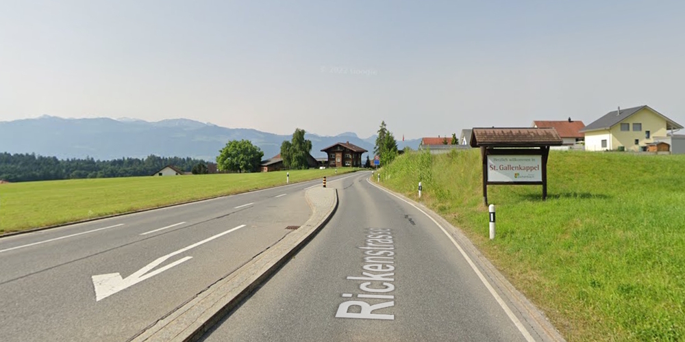 Die Rickenstrasse zwischen Betzikon und St.Gallenkappel erhält im Zuge der Bauarbeiten einen lärmarmen Belag mit höherem Fahrkomfort. (Archivbild)