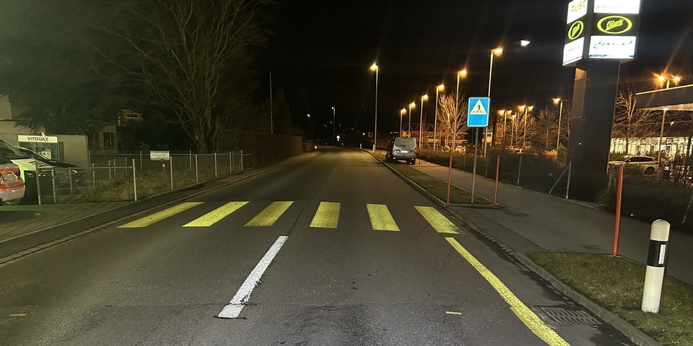 Aus unbekannten Gründen wurden ein 43-Jähriger und ein 46-Jähriger beim Überqueren dieses Fussgängerstreifens von einem Lieferwagen angefahren.