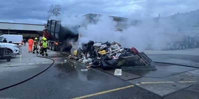 Der brennende Abfall wurde  aus der Pressmulde auf den Vorplatz gekippt und konnte rasch gelöscht werden. Die Brandursache ist unklar.