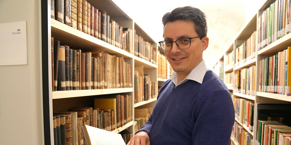 Historiker Albert Holenstein von der Stiftsbibliothek obliegt die Projektleitung zur Digitalisierung der Gemeindearchive.
