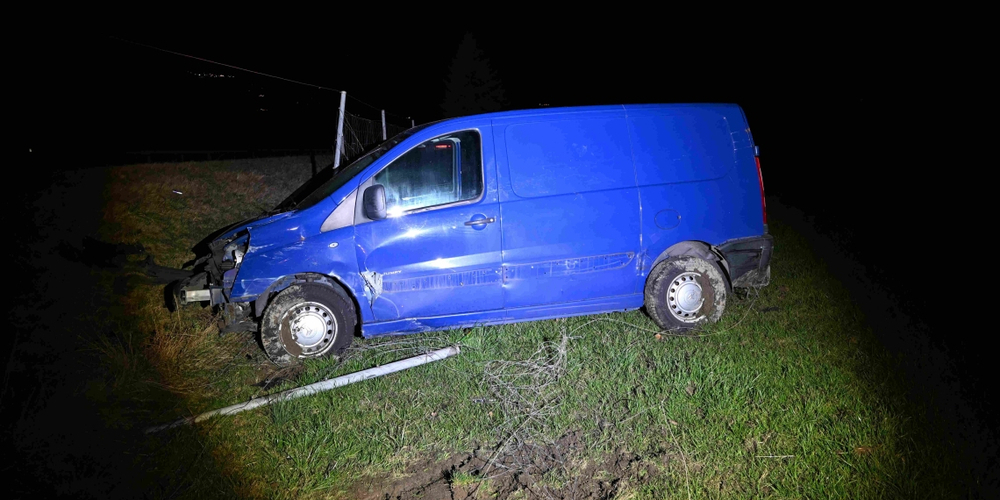 Der Mann donnerte durch den Wildschutzzaun und landete schliesslich in der Wiese.