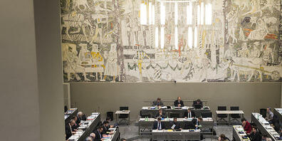 Blick in den Bündner Grossratssaal während einer Session. Das Parlament hat am Dienstag die kantonale Finanzplanung für die Jahre 2025 bis 2028 beraten. (Archivbild)