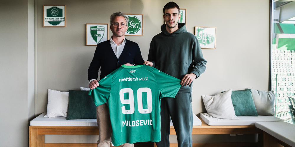 Mit 1.92 m ein Leuchtturm im St.Galler Sturm: Jovan Milosevic (rechts) mit Sportchef Roger Stilz