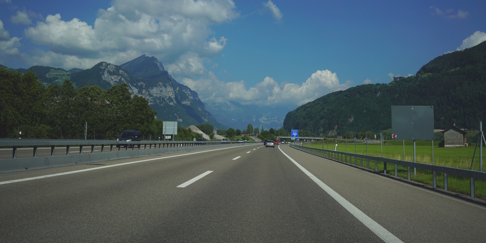 Eine unbekannte Person fuhr am Dienstagabend in diesem Autobahnabschnitt auf der Gegenspur und vollzog dabei ein gefährliches Fahrmanöver. (Archivbild)