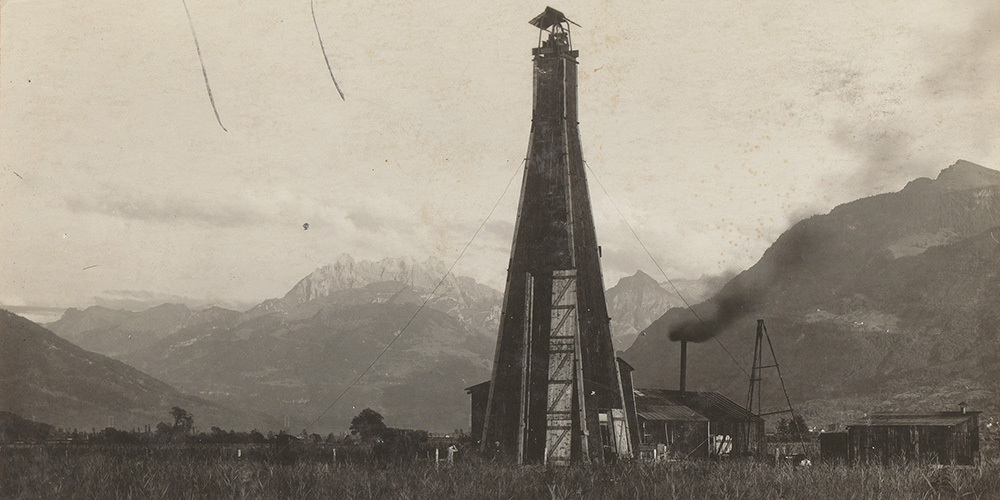 Eine alte Ansichtskarte zeigt den Ölturm in Tuggen.