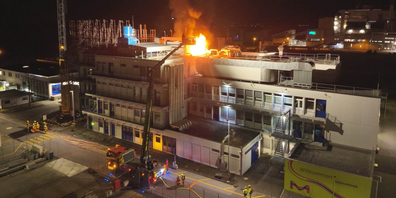 Auf dem Dach einer Firma in Buchs brach ein grosses Feuer aus.