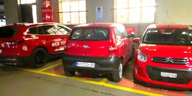 Sie passen bestens zusammen. Die rotlackierten Fahrzeuge. Doch etwas stimmt nicht....