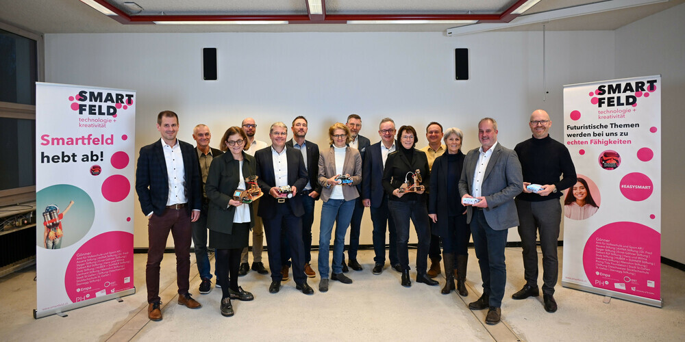 Freuen sich über die bevorstehende Eröffnung des neuen Standorts von Smartfeld am Hightech Campus in Buchs (v.l.n.r.): Marco Thoma, René Lenherr, Cornelia Gut, Thomas Rastija, Knut Siercks, Jörg Tanner, Verena Fastenbauer, Christoph Gull, Bruno Seifert, Katharina Frick, Niklaus Lippuner, Marina Lazzarini, Rolf Pfeiffer und der Hausherr Daniel Miescher.