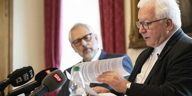 Der St.Galler Bischof Markus Büchel (r.) nahm im letzten September Stellung zur Studie über den sexuellen Missbrauch in der katholischen Kirche. (Archivbild)
