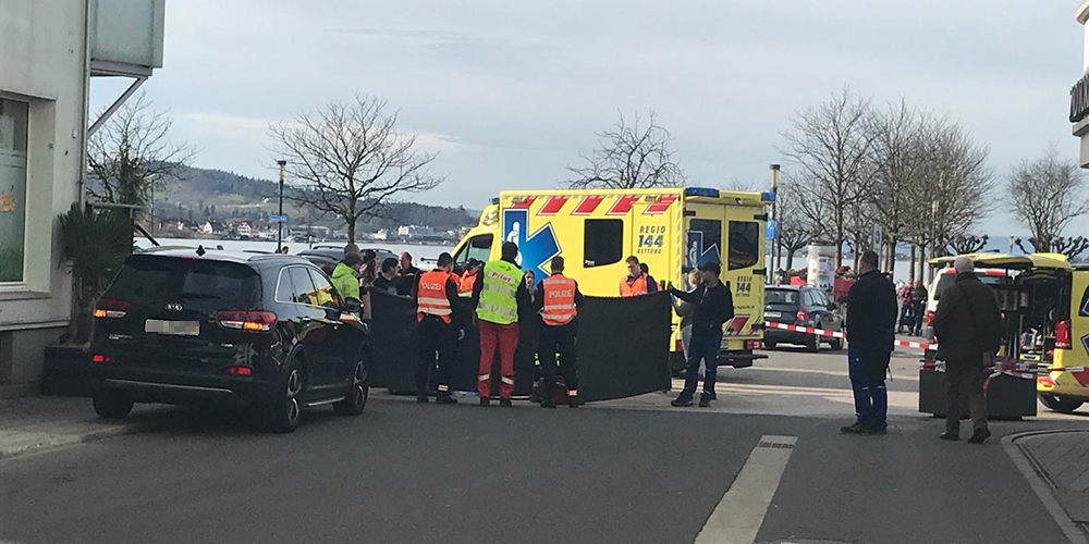 Bei einer Kollision mit einem Baustellenfahrzeug in Lachen ist eine 34-jährige Fussgängerin ums Leben gekommen.