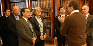 Stiftsbibliothekar Cornel Dora erläutert gegenüber der spanischen Botschafterin und den weiteren Gästen die Geschichte der Stiftsbibliothek.