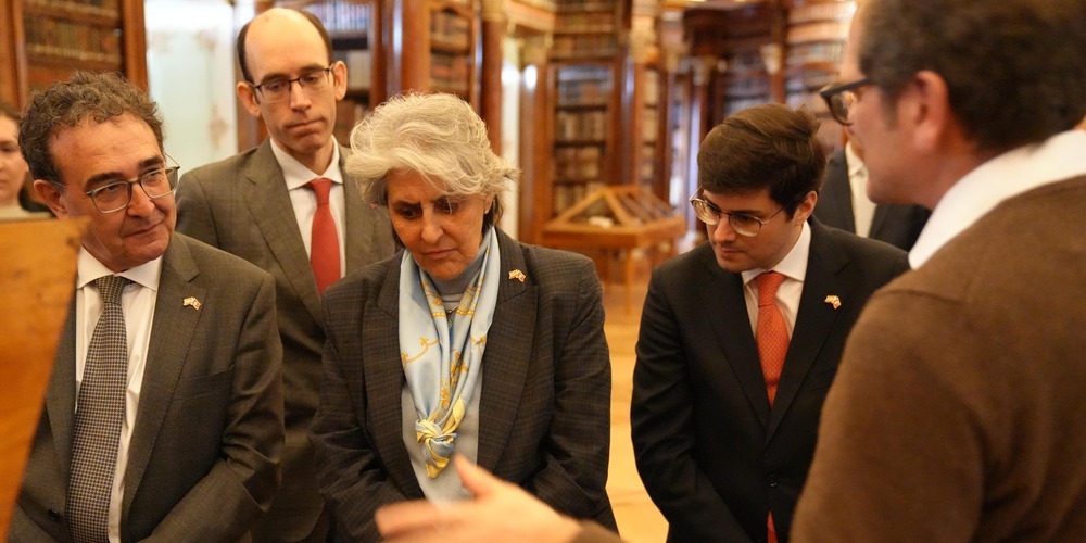Von links: Bildungsberater Antonio Serrano Gonzáles, Wirtschaftsberater Juan Díez Gibson, spanische Botschafterin María Celsa Nuño García, Kulturberater Fernando Jiménez hören Stiftsbibliothekar Cornel Dora zu. 