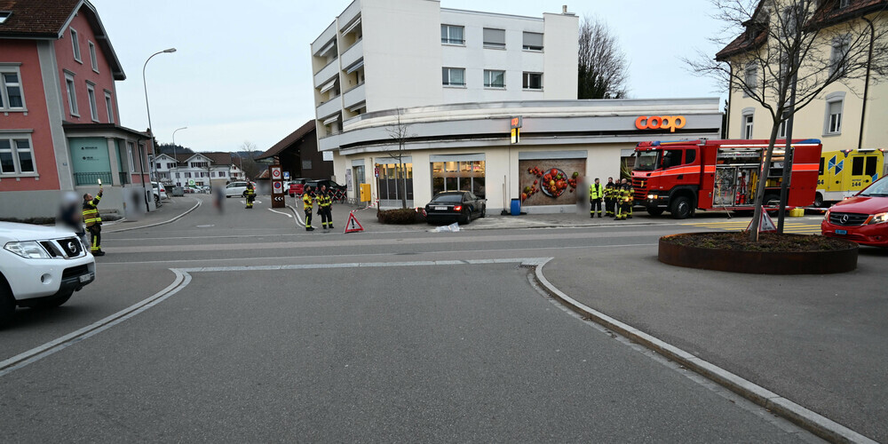 Die Fahrerin landete im Schaufenster eines Verkaufsgeschäfts.