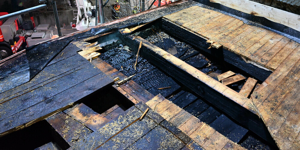 Bitumen muss zur Abdichtung mit Feuer erhitzt werden. Auf einer Holzterrasse ist das selten eine gute Idee.