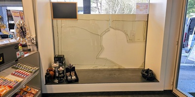 Einbruch in den Gkiosk durch die Frontscheibe. Geldkassette und Zigaretten wurden gestohlen.
