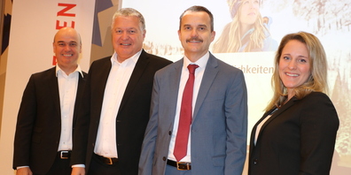 Finanzprofis unter sich, von links: Urban Koller (Vorsitzender der Bankleitung), Rolf Brunner (Leiter Finanzberatung), Roland Kläger (Referent) und Yasemin Kizilaslan (Leiterin Vermögensberatung)