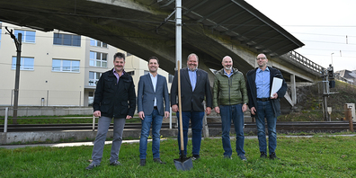 Beim Spatenstich: (v. l.) Beat Keller, Gemeindepräsident von Altendorf, André Rüegsegger, Landammann und Baudirektor, Emil Woodtli, Gemeindepräsident von Lachen, Daniel Kassubek, Kantonsingenieur, und Marco Uhlmann, Gesamtprojektleiter.